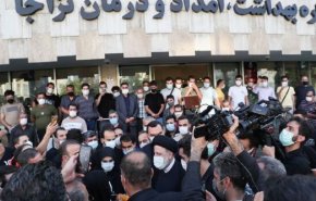 الرئيس الايراني يتفقد صيدلية في طهران للوقوف على اجراءات توزيع الأدوية