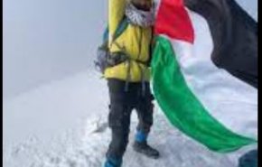 علم فلسطين يرفرف عاليا على أعلى قمة جبلية بالشرق الأوسط
