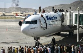 شاهد الذعر والفوضى العارمة في مطار كابول الأفغاني

