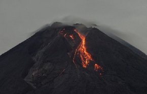 بركان ميرابي في إندونيسيا يقذف حمما وسحابة من الرماد إلى السماء 
