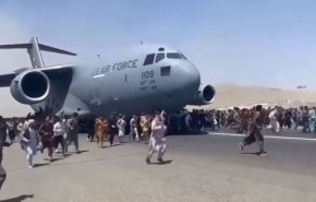 جنایت آمریکایی ها هنگام فرار در فرودگاه کابل/ بقایای جسد یک شهروند افغان در ارابه فرود هواپیمای آمریکایی کشف شد