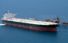 ناقلة نفط عملاقة تصل ميناء الضبة اليمنية لمواصلة سرقة النفط
