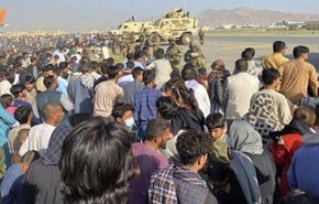 تشکیل صف‌های طولانی افغان‌ها در فرودگاه کابل همزمان با آغاز خروج آمریکا