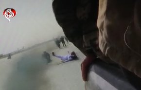 شاهد: لحظة سقوط مراسل العالم في افغانستان من السيارة