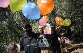 الفلسطينيون في غزة يطلقون بالونات تحذيرية للعدو