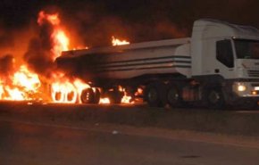 شاهد.. مصري شجاع يقود شاحنة وقود مشتعلة لانقاذ قريته