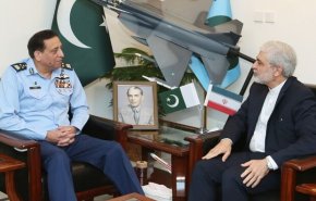 قائد سلاح الجو الباكستاني يعرب عن ارتياحه للعلاقات الأخوية مع إيران