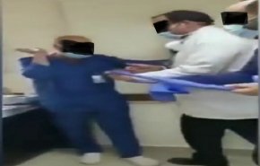 طبيب مصري يهين ممرضا ويأمره بالسجود لكلب!