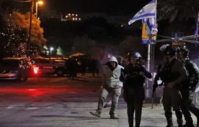 شرطة الإحتلال تعتقل ثلاثة أطفال وتقتحم مستشفى شرقي القدس