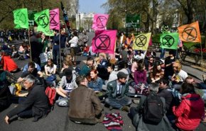 معترضان در انگلیس شلوغ‌ترین اتوبان لندن را مسدود کردند