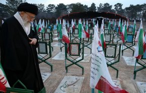 قائد الثورة: دماء الشهداء سجلت حقانية إيران في جبين التاريخ