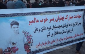 حضور الآلاف لشييع فتى ايراني قدم عنواناً لروح التضحية والايثار