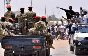 شاهد.. تصاعد التوتر بين العسكريين والمدنيين في السودان