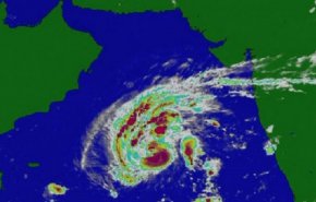 عاصفة مدارية في بحر العرب تنذر عددا من الدول الخليجية بالمخاطر! 