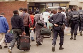 فرنسا تعتزم ترحيل 8000 مهاجر جزائري!