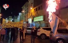 لاأهلا ولاسهلا بلابيد..البحرينيون يحرقون علم اسرائيل