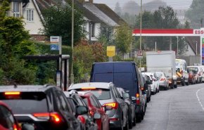 شیوه عجیب ذخیره بنزین توسط شهروندان انگلیسی از ترس نایاب شدن سوخت!+ ویدیو
