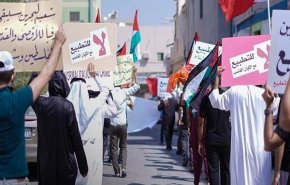 فیلم|تظاهرات گسترده مردم بحرین مقابل سفارت اسرائیل در منامه در مخالفت با عادی سازی روابط