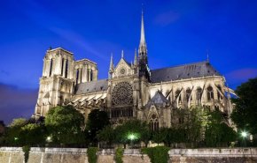 توقيف طيار كان ينوي تفجير طائرته بكاتدرائية نوتردام التاريخية بباريس

