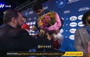 مراسم اهدای مدال طلا به محمد هادی ساروی+ ویدیو