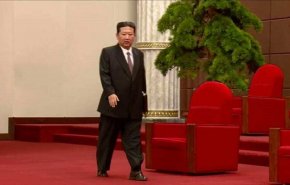 شاهد بالصورة صندل زعيم كوريا الشمالية يثير الانتباه 
