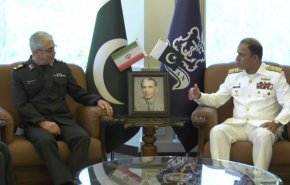رئيس هيئة الاركان الايرانية في كراتشي لیتفقد الاسطول البحري الباكستاني