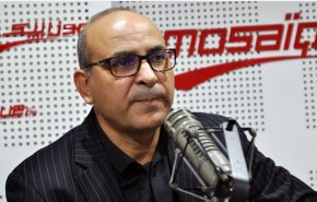 نائب تونسي يبيع كتبه ونائبة بلا علاج بسبب تجميد البرلمان