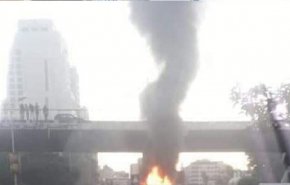 مشاهد تظهر عمودا من الدخان عقب تفجير حافلة عسكرية وسط دمشق