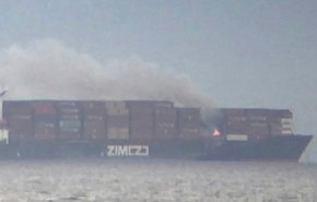 شاهد.. حريق على متن سفينة تنقل حاويات كيميائية خطيرة في سواحل كندا! 