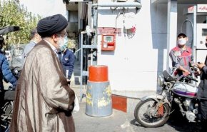 الرئيس الايراني يتفقد سير العمل بمحطات الوقود