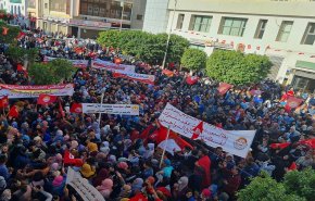 شاهد..إحتجاج آلاف العمال التونسيين للمطالبة بزيادة الأجور