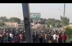 شاهد.. مواجهات بين محتجين رافضين لنتائج الانتخابات وقوات الامن في بغداد