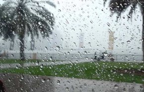 شاهد: فی واقعة غريبة.. الأمطار تغمر سيارة واحدة دون غيرها 