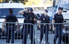 اتهام جزائري بتنفيذ هجوم بسكين على شرطي فرنسي
