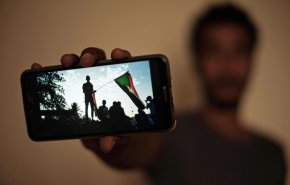 شاهد....معاناة السودانيين في ظل انقطاع خدمة الإنترنت