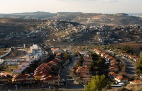 صحيفة عبرية تكشف عن إقامة 4 مزارع للمستوطنين بالضفة