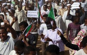 شاهد..تعليقات نشطاء التواصل إزاء مايجري في السودان