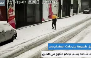 بالفيديو..رجل ينجو بأعجوبة من الموت بعد انزلاق شاحنة بسبب الثلوج