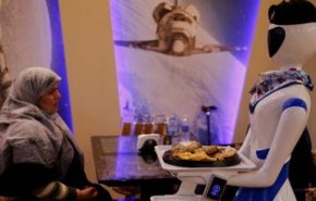 شاهد..أول مطعم عراقي يضم روبوتات كنُدُل لخدمة زبائنه