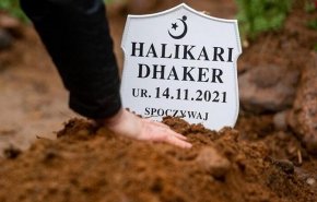 دفن جنین مهاجر عراقی در مرزهای لهستان + تصاویر