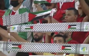 المغاربة يشجعون منتخبهم على الفوز بالعلم الفلسطيني