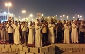 بحرينيون يؤدون الصلاة في مسجد هدمه نظام آل خليفة