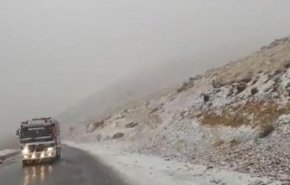 قطع بعض الطرقات الجبلية في لبنان والسبب تراكم الثلوج