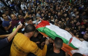 شاهد.. تشييع جثمان شاب فلسطيني في نابلس