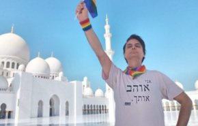 اسرائيلي يرفع علم المثلية امام مسجد الشيخ زايد يفجر غضبا عارما!