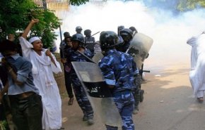 السودان..الشرطة تحاول تفريق المتظاهرين بالغاز المسيل للدموع 