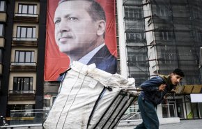 شاهد.. التضخم يسحق تركيا وانهيار الليرة مستمر 