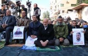 تضامنا مع الاسرى.. اهالي غزة يؤدن صلاة الجمعة امام الصليب الاحمر