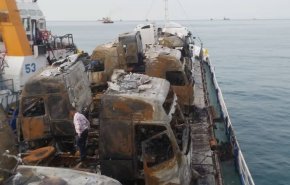 حريق في سفينة شحن قبالة ميناء دير جنوبي إيران
