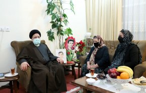 الرئيس الايراني يزور منزل أحد شهداء الطائفة المسيحية في طهران